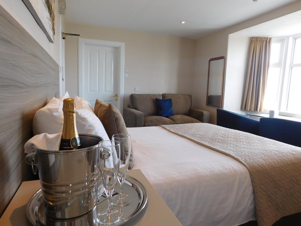 Cullen Bay Hotel Esterno foto